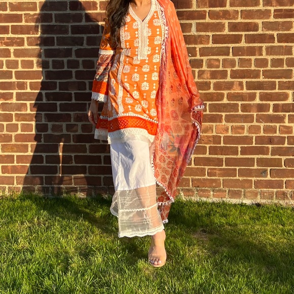 Sobia Nazars Lawn Suit Set size small - Picture 4 of 7